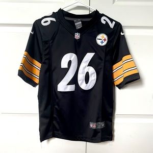 This is a black/white yellow Le’Veon Bell jersey.